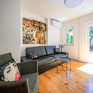 Serene Hideaway In Chiado Lissabon